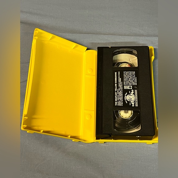 Vintage 1999 The BEATLES: Yellow Submarine VHS Tape Yellow Compact Clamshell - Picture 3 of 4